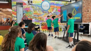 Alunos e alunas do 5º ano da Pan American School, de Porto Alegre, apresentam e debatem projetos de produtos inovadores no Instituto Caldeira